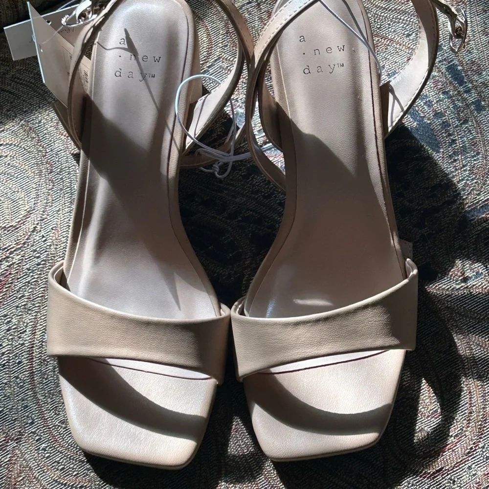NWT New Day Sonora shoes Wom Sz 6 Tan open toe w strap, mem foam, Wedding, Proms